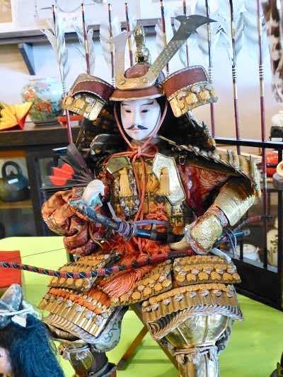 Bambola musha di Minamoto Yoshitsune con armatura da guerra e kabuto