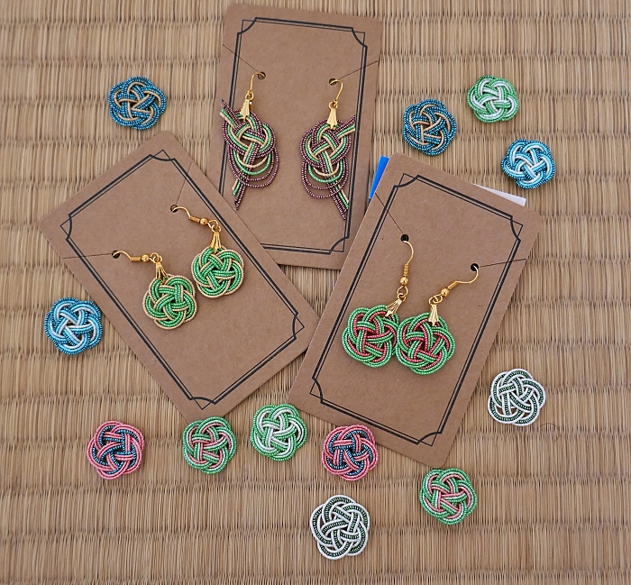 orecchini artigianali fatti con mizuhiki multicolore intrecciati
