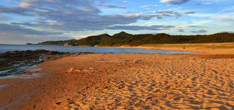 Vista panoramica costa al tramonto