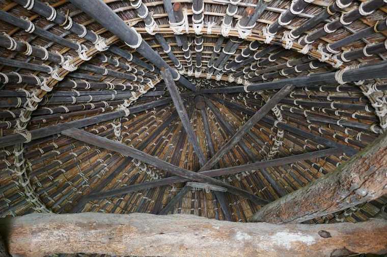 travatura interna del tetto in paglia