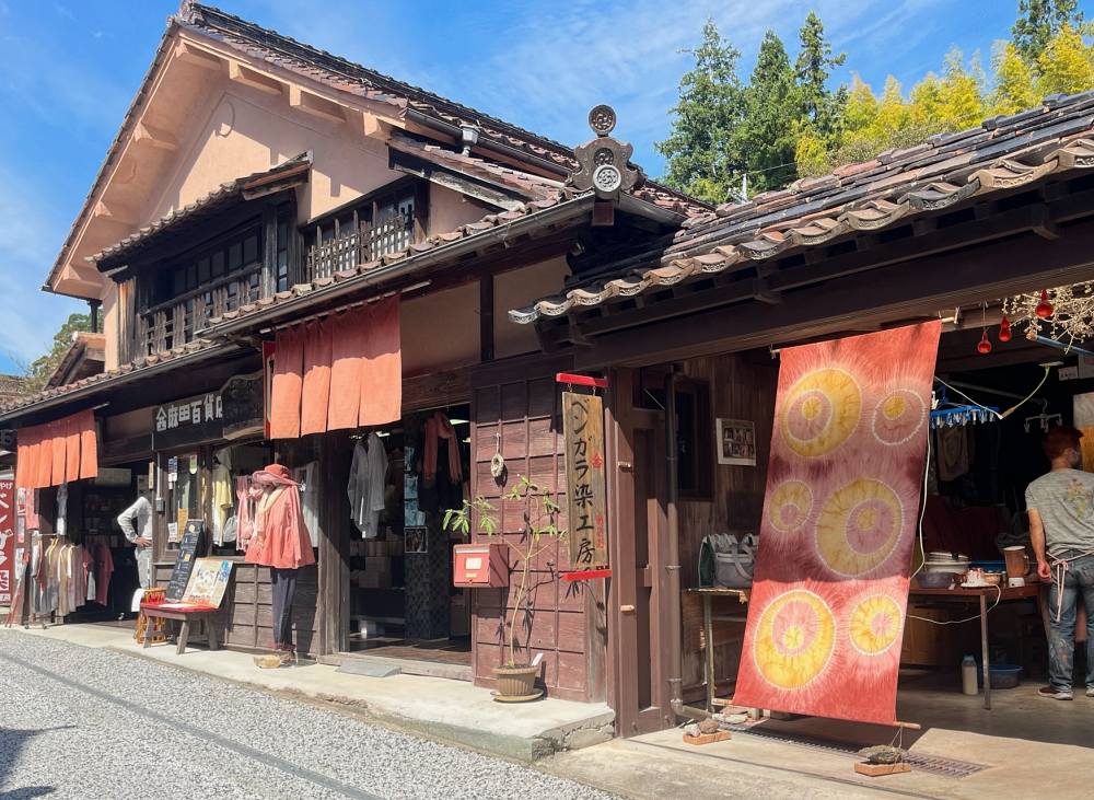 Atelier per la tintura di stoffa con ossido di ferro e negozio
