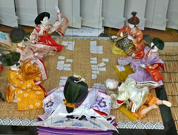 hina ormai in disuso giocano a carta