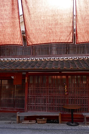 Koshi e noren tinti con ossido di ferro