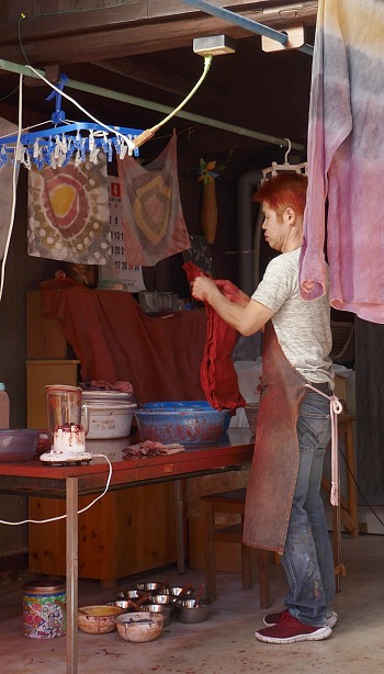 Artista intento a tingere con bengara