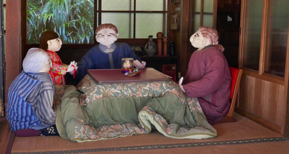 Kotatsu con coperta e piano