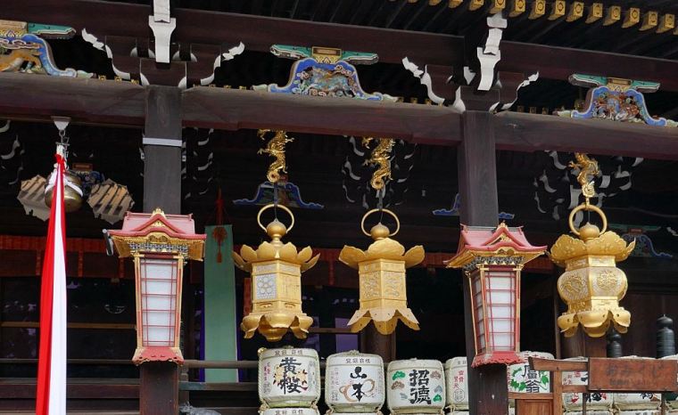 Lanterne gialle pendono da coda di drago