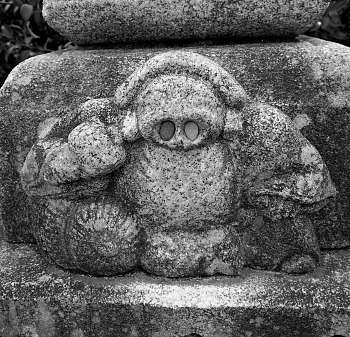 lanterna con due pietre inserite nella bocca di Ebisu a Kitano Tenmangu