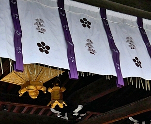 Stendardo bianco con simbolo ume e pino