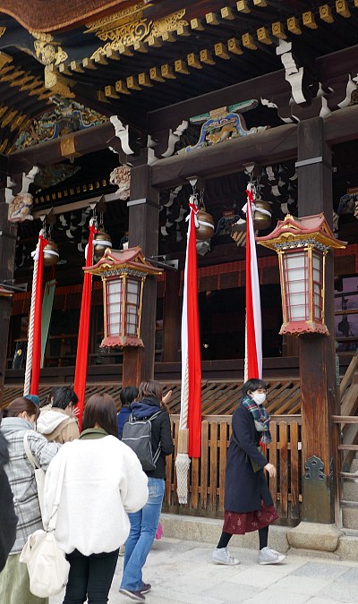 studenti in preghiera a Kitano Tenmangu