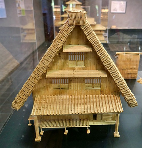 Modello di una casa rurale del Giappone in stile gasshō fatta con stuzzicadenti