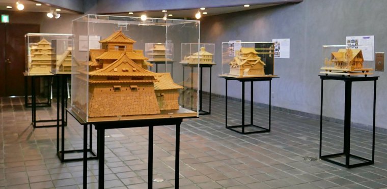 Esposizione di modelli in legno di castelli giapponesi