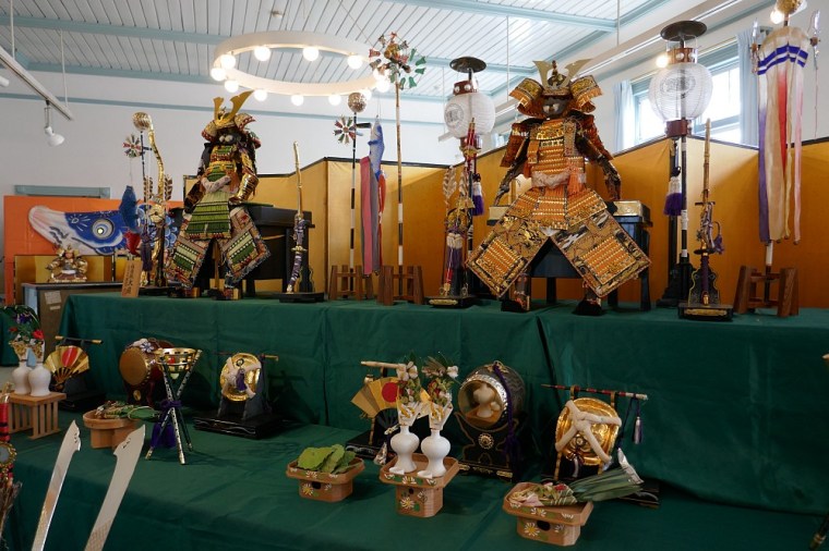 Armature e accessori in esposizione sulla scala atre piani