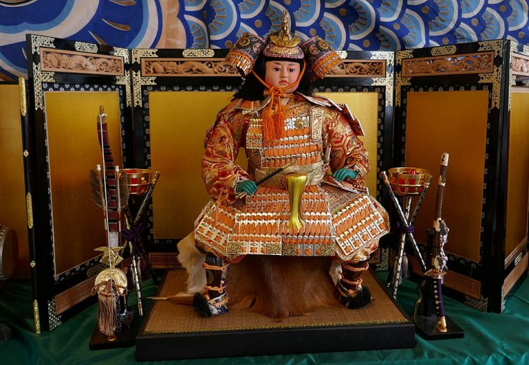 bambola in armatura con kabuto