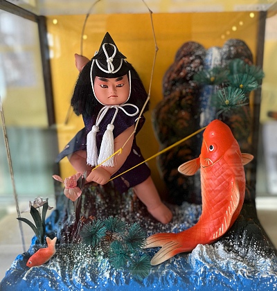 bambola raffigurante Kintaro che pesca una carpa