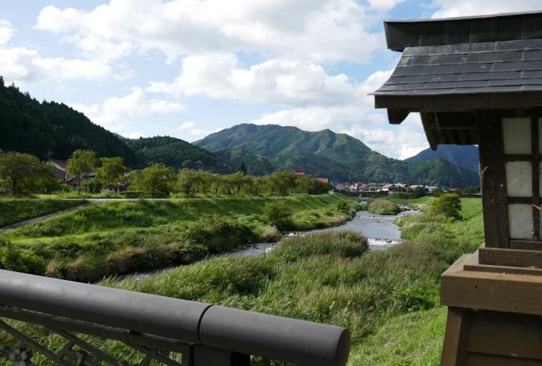 Il ponte sul fiume Asahi, che porta a Shinjō