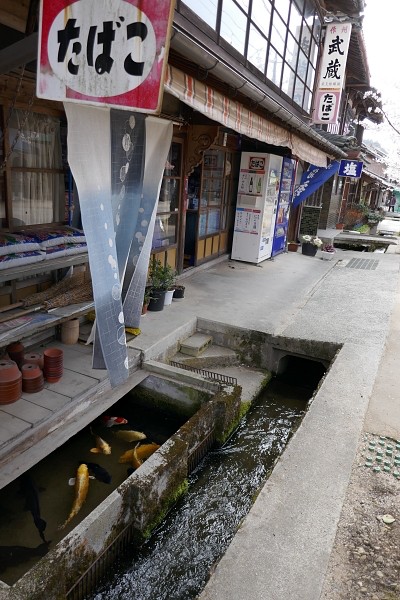 Canalina e vasca antica sulla Izuno kaidō