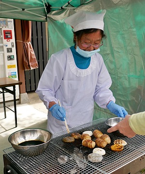 Hine mochi cotto al barbeque durante sakura matsuri