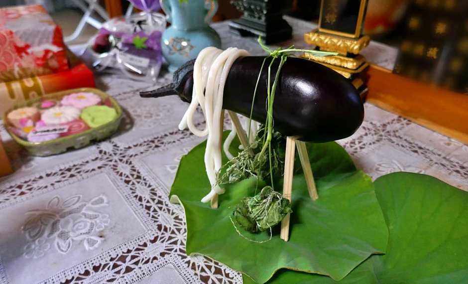 Melanzana rappresenta mucca nella tradizione Obon