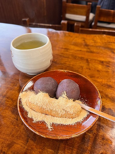 wagashi awamochi con tè verde