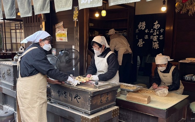 Donne che preparano aburimochi