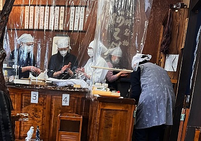 inservienti preparano il mochi con miglio