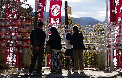 Omikuji vengono appesi a un filo