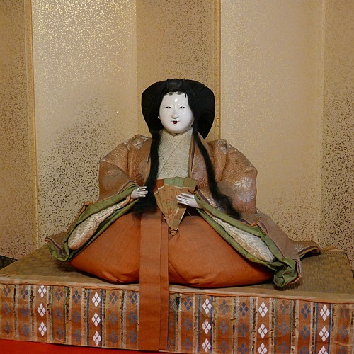 Hina del tipo yūsoku