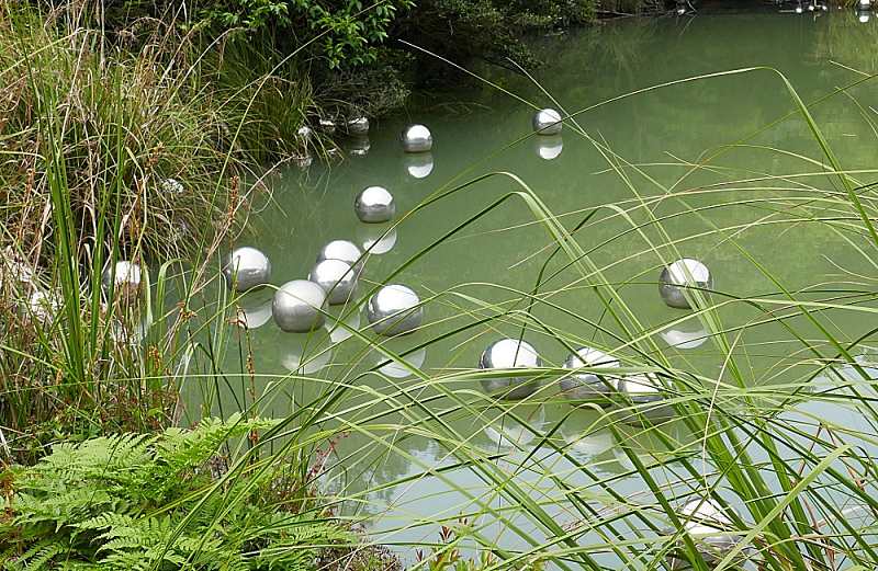 Sfere flottanti sul lago