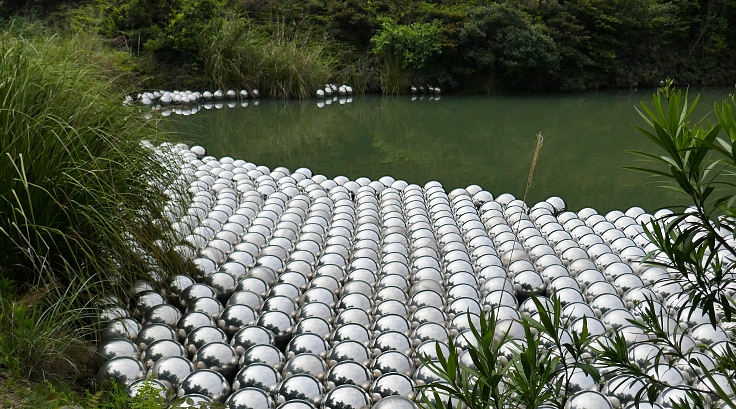 Sfere di acciaio sul lago del giardino di Narciso