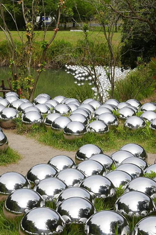 Il giardino di Narciso: sfere di acciaio a terra e sul lago