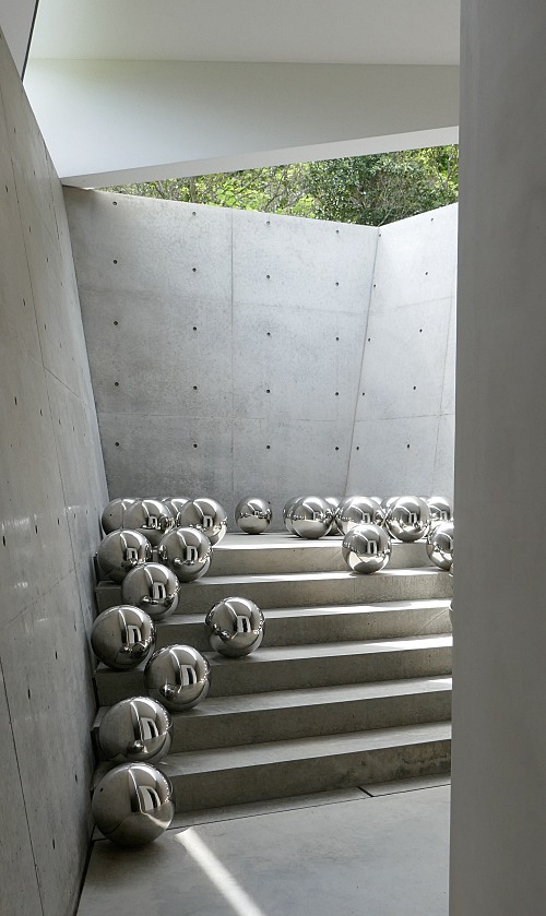 Interno della costruzione dell'architetto Ando