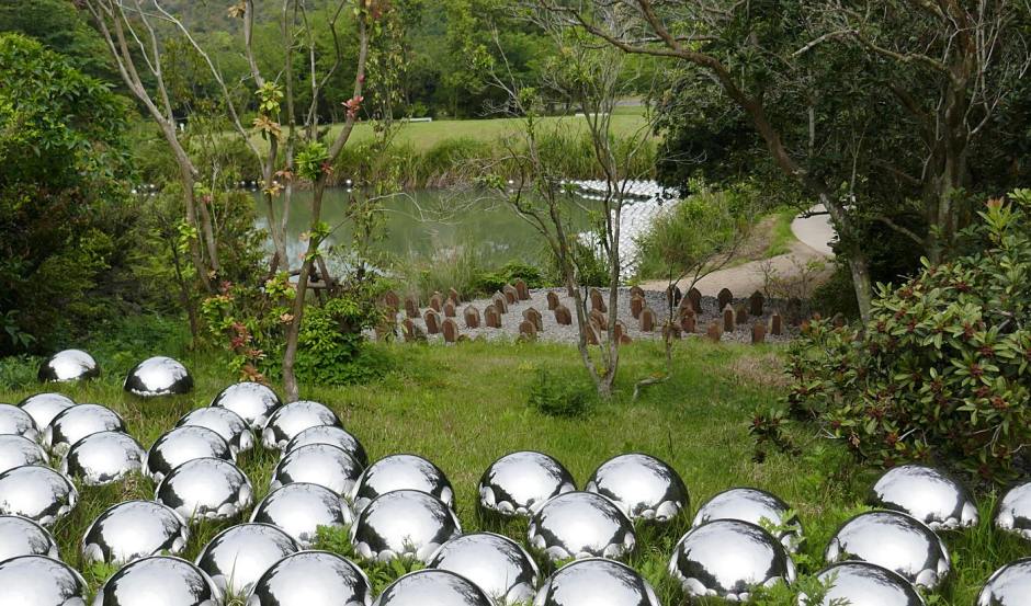 Sfere di Kusama e Buddha di Ozawa