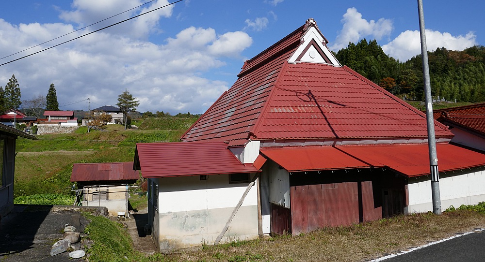 casa rurale con tetto di paglia coperto in Giappone