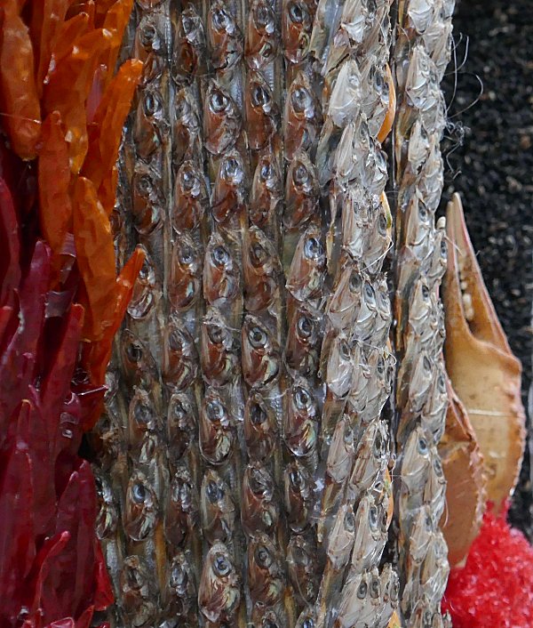 materiale commestibile usato come decorazione al matsuri di Omihachiman