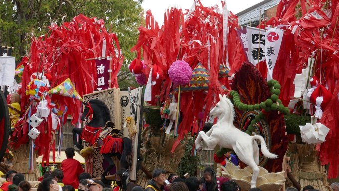 Decorazioni di carta rossa, dadi, cavalli sui carri del matsuri di Omihachiman