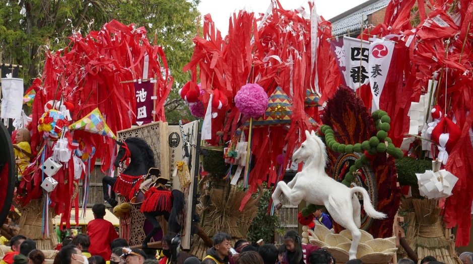 Decorazioni di carta rossa, dadi, cavalli sui carri del matsuri di Omihachiman