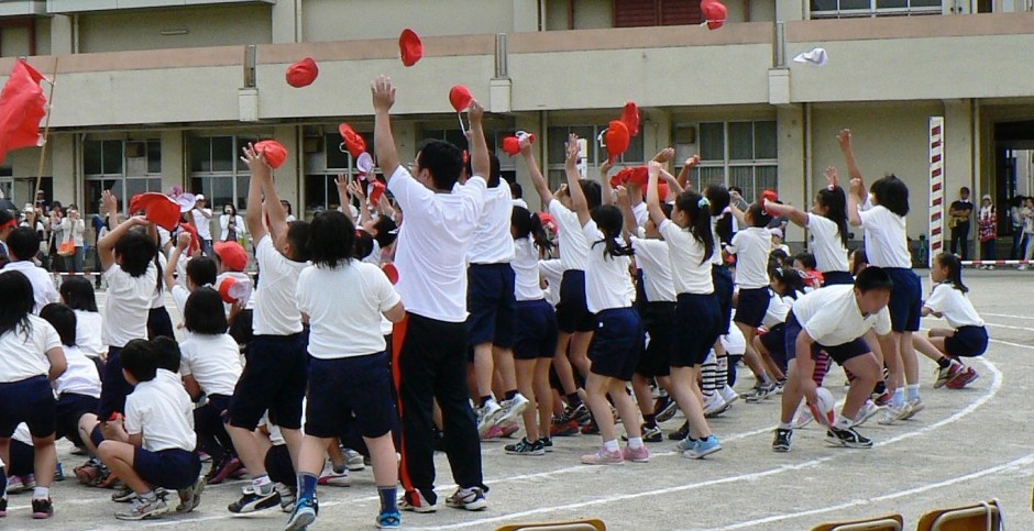 ragazzi che esultano alla festa dello sport