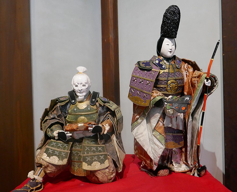 Bambole antiche del Giappone che rappresentano Jingu e il suo consigliere vestiti con armatura tradizionale.