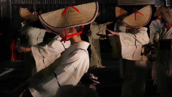 Danzatrici con tipico cappello di paglia a Yakage