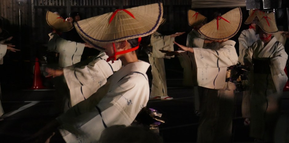 Danzatrici con tipico cappello di paglia a Yakage